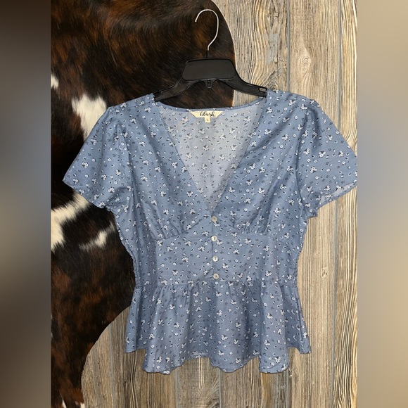 Blush Tops - Blush women’s size small blue with white floral design throughout